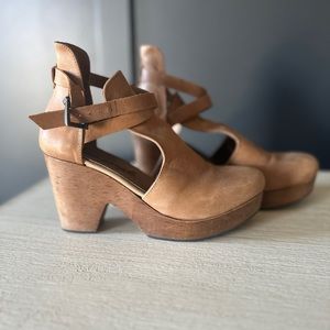 FREE PEOPLE cedar clogs size 38